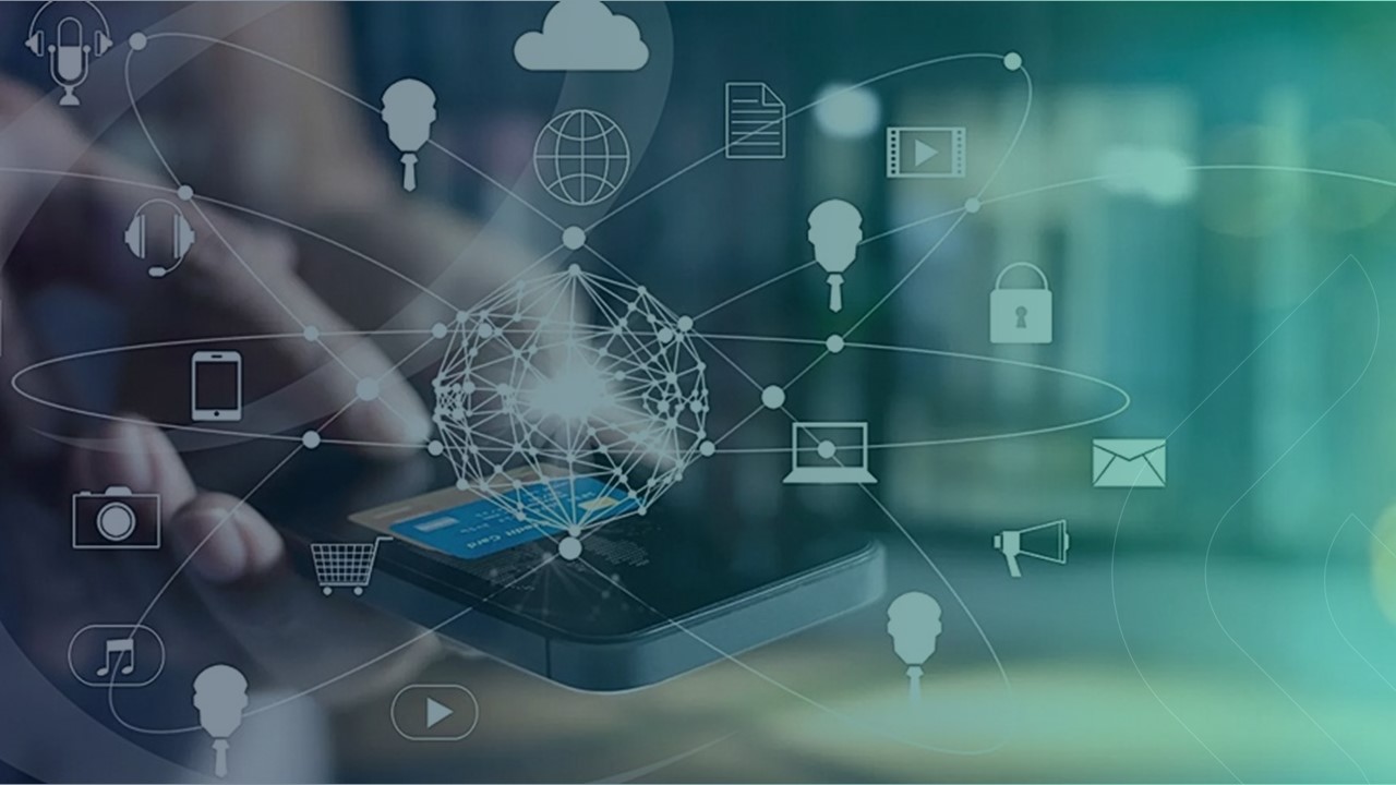 profissional digitando no celular com uma teia de ícones sobre tecnologia e gestão 4.0