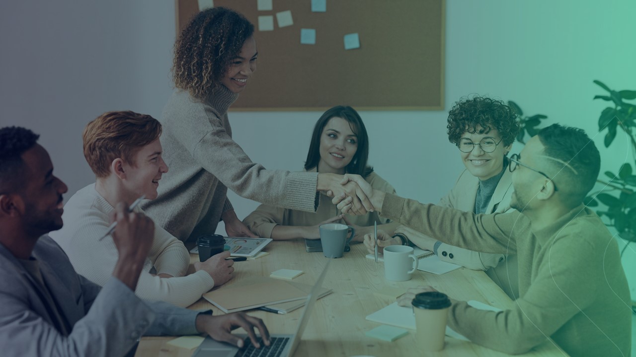 Profissionais de gestão de vendas e liderança realizando negócios.