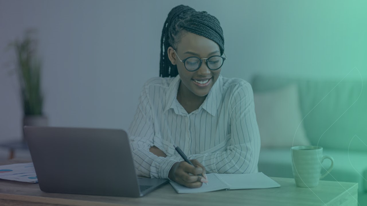 Profissional estudando com um notebook na mesa, lifelong learner