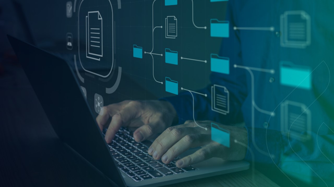 profissional no notebook realizando o mapeamento de processos