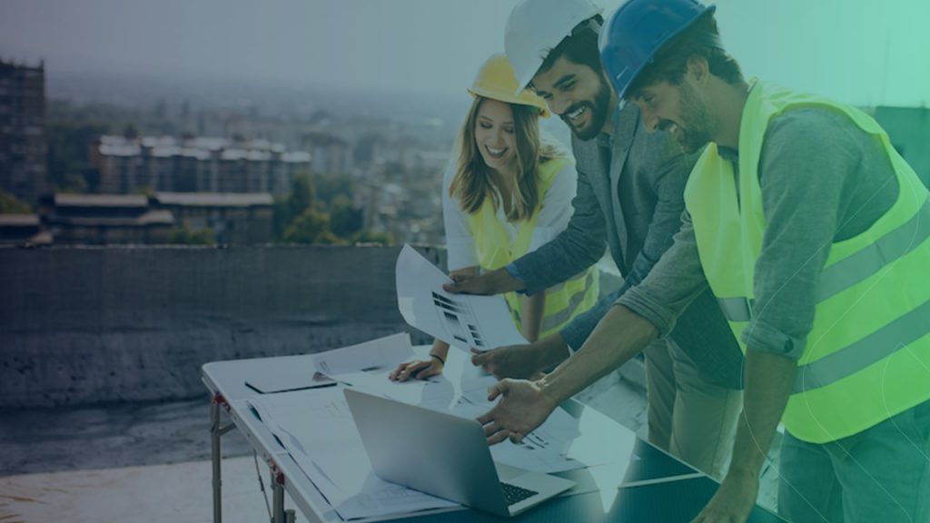 Profissionais no canteiro de obras